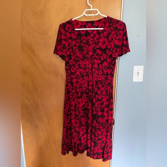 Elegant Red and Black Floral Dress - Picture 1 of 3